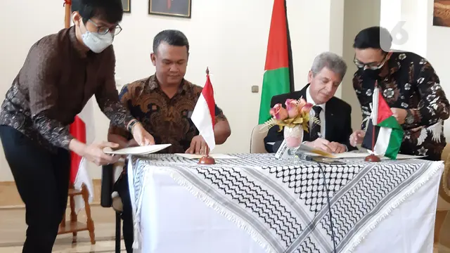 Direktur Politeknik Negeri Batam Uuf Brajawidagda dan Duta Besar Palestina Zuhair Al-Shun.