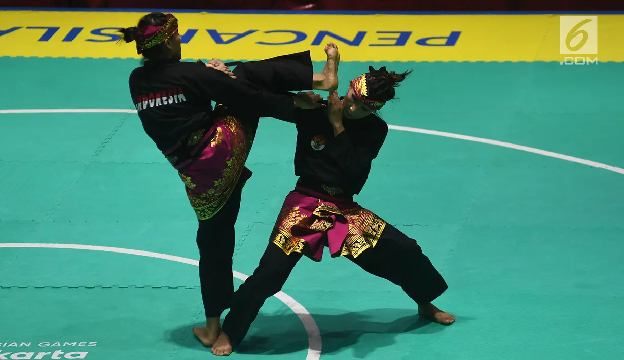 Pesilat ganda putri Indonesia Ayu Sidan Wilantari dan Ni Made Dwiyanti tampil dalam babak final ganda putri pencak silat seni Asian Games 2018di Padepokan Pencak Silat TMII, Rabu (29/8). Pasangan ini berhasil menyabet medali emas (Merdeka.com/Imam Buhori)