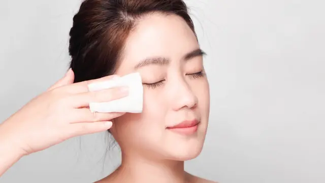 Tips Menghapus Makeup Mata agar Wajah Bersih Optimal