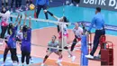 Liu Yanhan mencoba memukul bola saat Jakarta Livin Mandiri menghadapi Jakarta Electric PLN pada laga Pekan 5 Putaran II PLN Mobile Proliga 2025 di GOR Jalak Harupat, Bandung, Jawa Barat, Jumat (7/2/2025). (Dok. PBVSI)