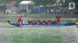 Acara ini untuk memperkenalkan olahraga dayung serta sebagai upaya pelestarian lingkungan di kawasan situ. (merdeka.com/Arie Basuki)