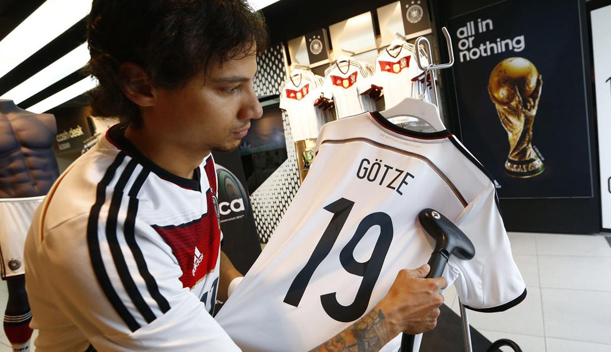 Salah satu pengunjung toko di Frankfurt, (14/7/2014), melihat kaos Timnas Jerman dengan nama Gotze.(REUTERS/Ralph Orlowski)