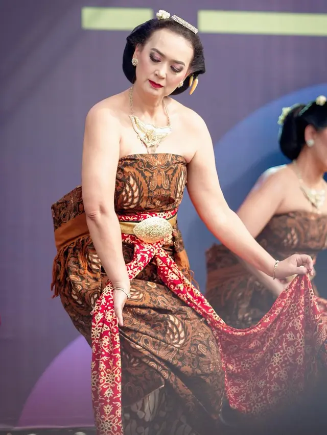 6 Gaya Ira Wibowo Menari Tarian Tradisional, Tampil Anggun Dibalut Busana Adat Jawa