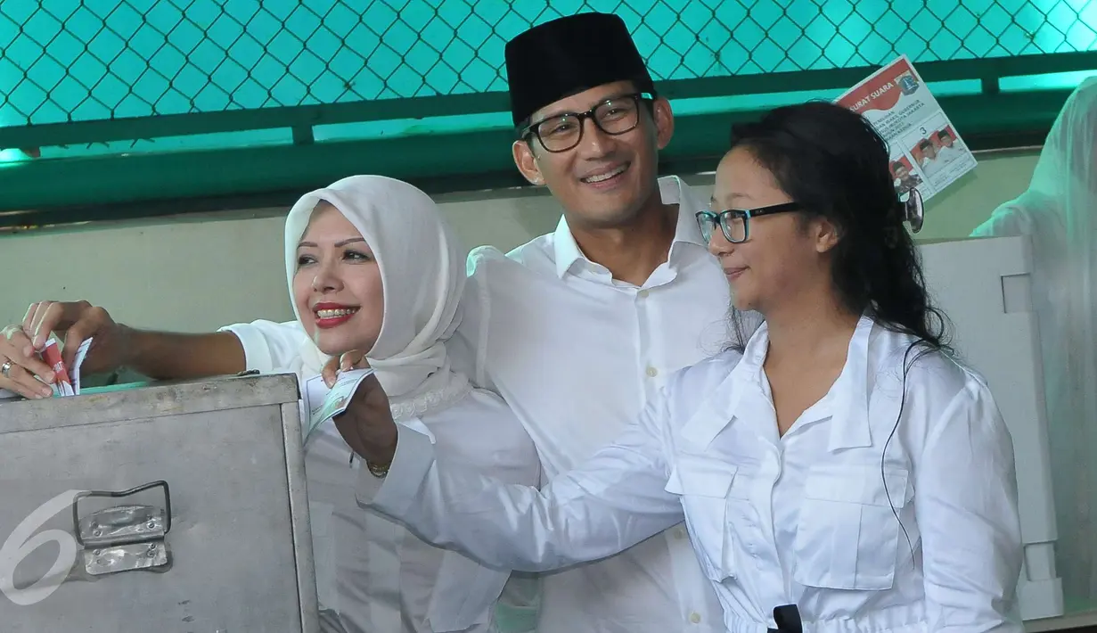 Calon Wakil Gubernur (Cawagub) DKI Jakarta, Sandiaga Uno bersama istri dan anaknya memasukan kertas suara ke kotak saat menggunakan hak pilihya dalam Pilkada Putaran kedua di TPS 01, Kebayoran Baru, Jakarta, Rabu (19/4). (Liputan6.com/Helmi Afandi)