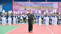 Istri Gubernur Riau, Misnarni Syamsuar, menjadi mayoret bagi drumband Lapas Perempuan Pekanbaru. (Liputan6.com/M Syukur)