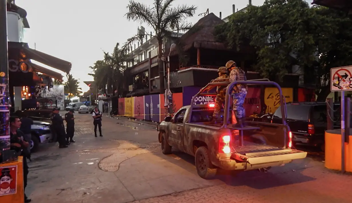 Petugas kepolisian setempat berpatroli di sekitar lokasi kejadian penembakan di kelab malam Blue Parrot, Meksiko (16/1). Akibat penembakan tersebut, sedikitnya lima orang tewas dan belasan lainnya dilaporkan mengalami luka-luka. (AFP/Angel Rubio Yepez)
