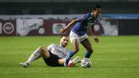 Pemain Persib Bandung, Febri Hariyadi (kanan) berebut bola dengan pemain Bali United, Ilija Spasojevic saat babak penyisihan Grup C Piala Presiden 2022 antara Persib Bandung melawan Bali United di Stadion Gelora Bandung Lautan Api, Bandung, Minggu (12/06/2022). (Bola.com/Bagaskara Lazuardi)