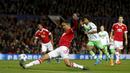 Proses terjadinya gol yang dicetak pemain Manchester United, Chris Smailling ke gawang Wolfsburg pada laga Liga Champions di Stadion Old Trafford, Inggris, Kamis (1/10/2015). (Action Images via Reuters/Lee Smith)
