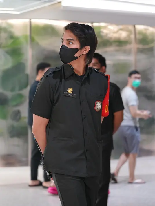 El Rumi menjadi perbincangan warganet. Anak Maia Estianty yang biasa hidup mewah itu mengenakan seragam satpam. Penampilan lulusan Universital of Westminster, London, Inggris itu menjadi perbincangan warganet. [Instagram/elelrumi]