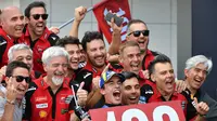 Marc Marquez saat rasakan kemenangan ke-100 usai finis pertama pada Main Race MotoGP Hungaria. (Ferenc ISZA / AFP)