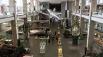 Pengunjung mengamati benda-benda pameran saat pratinjau media di Science Museum di London, Inggris (17/8/2020). Museum tersebut dijadwalkan dibuka kembali untuk umum pada 19 Agustus. (Xinhua/Han Yan)