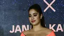 Janhvi Kapoor tersenyum saat difoto selama acara komersial di Mumbai pada 21 September 2022. Artis film Dhadak ini mengenakan  lipstik berwarna merah menambah kesan seksi pada penampilannya. (AFP/Sujit Jaiswal)