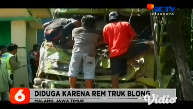 Kendaraan dump truk menabrak rumah sekaligus warung, di kawasan Jalan Raya Talangsuko, Kecamatan Turen, Malang, Jawa Timur. Akibat kejadian itu, rumah nyaris roboh dan seorang bocah terluka serius karena tergencet badan truk, diduga kecelakaan akibat...