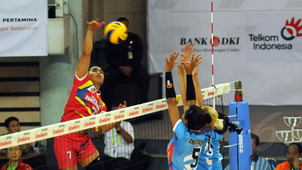 Pemain Jakarta Electric PLN Aprilia S Manganang