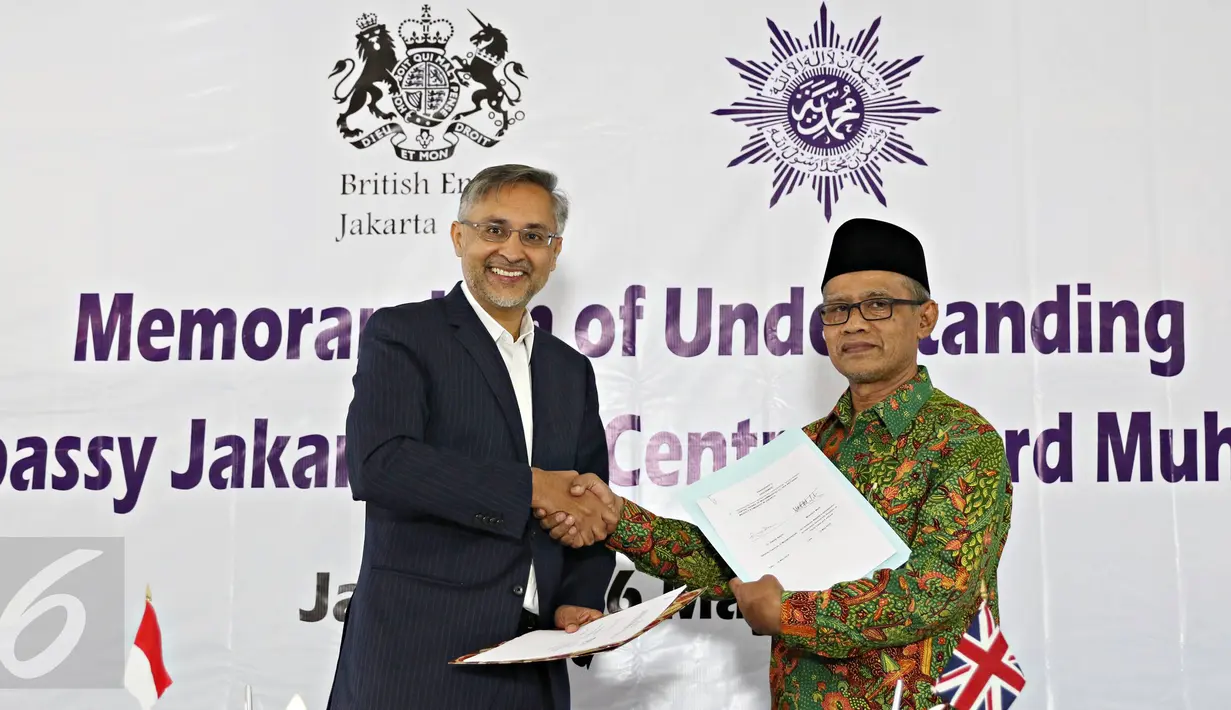 Dubes Inggris untuk Indonesia Moazzam Malik (kiri) bersama Ketua Umum PP Muhammadiyah Haedar Nasir melakukan penandatanganan nota kesepahaman di Jakarta, Senin (16/5). (Liputan6.com/Immanuel Antonius)
