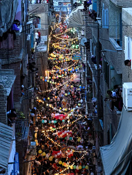 Suasana kota dihias dengan lampu, balon dan dekorasi bendera sehingga perayaan waktu berbuka puasa semakin menarik. (Khaled DESOUKI/AFP)