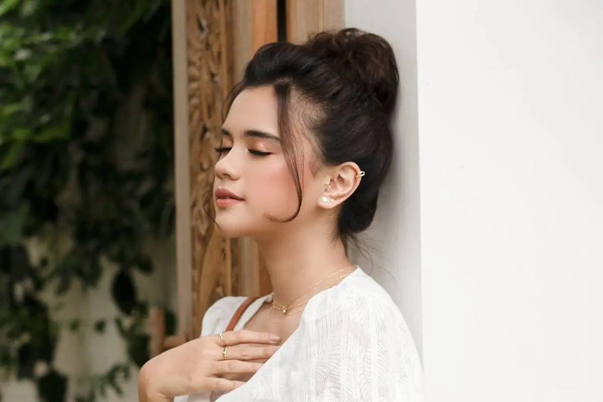 Audi Marissa memperlihatkan perhiasan cincin dan anting miliknya (https://www.instagram.com/p/CHzCfnFAUjX/)