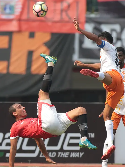Aksi pemain Persija Jakarta, Bruno Lopes melakukan tendangan akrobatik saat melawan Perseru Serui pada lanjutan Liga 1 2017 di Stadion Patriot Bekasi, Selasa (19/9/2017). Persija menang 1-0. (Bola.com/Nicklas Hanoatubun)
