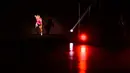 Atlet Hitomi Onishi menampilkan kreasi desainer Makiko Sugawa saat joging di catwalk dalam fashion show bertajuk "Amputee Venus Show" di Tokyo, Selasa (25/8/2020). Fashion show tersebut menandai pembukaan Paralympic Games yang rencananya akan dibuka pada 24 Agustus 2021 mendatang. (PPhilip FONG/AFP)