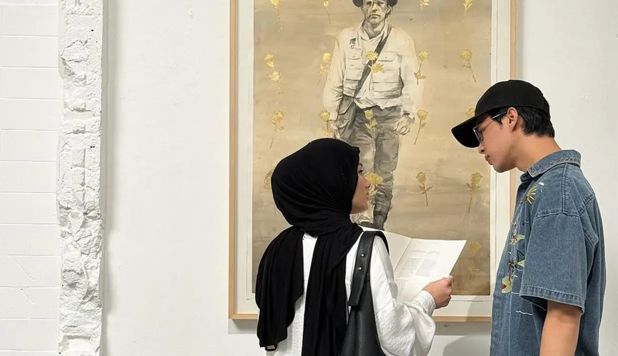 Pengambilan angle yang baik membuat hasil foto pasangan ini jadi makin estetik. Dalam foto ini, Dinda Hauw dan Rey Mbayang tak terlihat seperti pasangan yang sudah menikah. Foto candid berpose saling tatap, tak sedikit netizen yang baper melihat keromantisan Dinda dan Rey. Alih-alih penasaran dengan lukisan di depan Dinda-Rey, netizen justru lebih fokus pada foto Dinda dan Rey. (Liputan6.com/IG/dindahw)