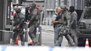 Polisi Khusus Belgia berjaga di dekat lokasi penembakan di Liege, Belgia (29/5). (AP/Geert Vanden Wijngaert)