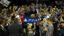 Pemain Golden State Warriors, Stephen Curry, melakukan lemparan seremonial jelang melawan Los Angeles Clippers dalam laga NBA di Oracle Arena, Oakland, California, AS, (23/3/2016). (Getty Images/AFP/Ezra Shaw)