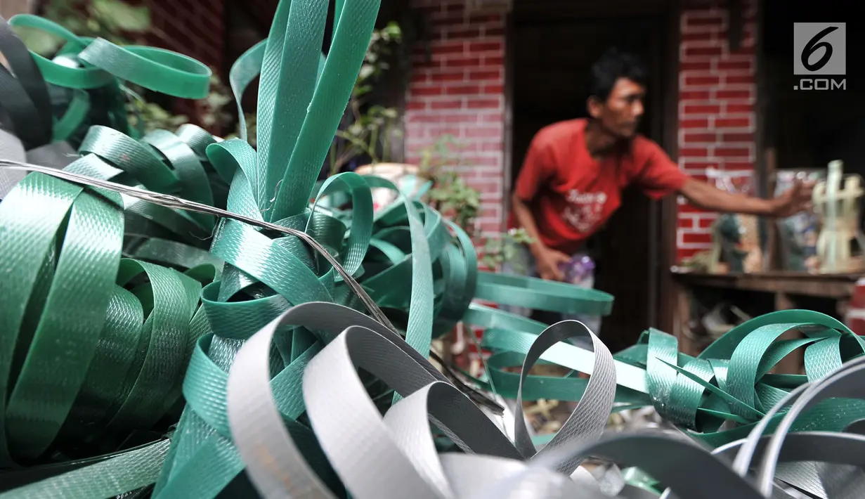 Andri saat menyelesaikan pembuatan kerangka ondel-ondel di Jakarta, Selasa (19/3). Dalam sehari Andri mampu memproduksi sekitar 50-70 buah ondel-ondel yang dibanderol dengan harga Rp 30 ribu-Rp 50 ribu per buah. (merdeka.com/ Iqbal S. Nugroho)