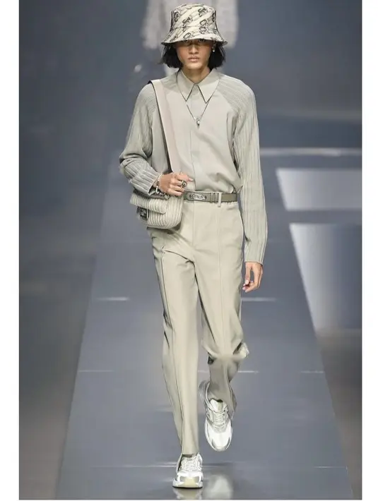 Dalam fashion show tersebut Rizal Rama mengenakan kemeja dan pants dari koleksi Fall Winter menswear Fendi 2022-2023. Dikombinasikan dengan sneakers white. @rizal_ramaa