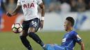 Pemain Tottenham Hotspur, Kazaiah Sterling (kiri) saat berduel dengan pemain Kitchee Sports Club,  Tong Kin Man pada laga persahabatan di Hong Kong, (26/5/2017). Tottenham menang 4-1. (AP/Kin Cheung)