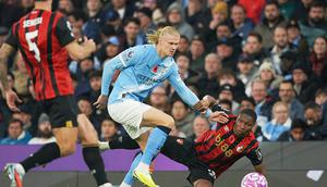 Erling Haaland (Manchester City) berebut bola dengan Bafode Diakite (Bournemouth) dalam laga Liga Inggris di Etihad Stadium, 2 November 2025. (AP Photo/Ian Hodgson)