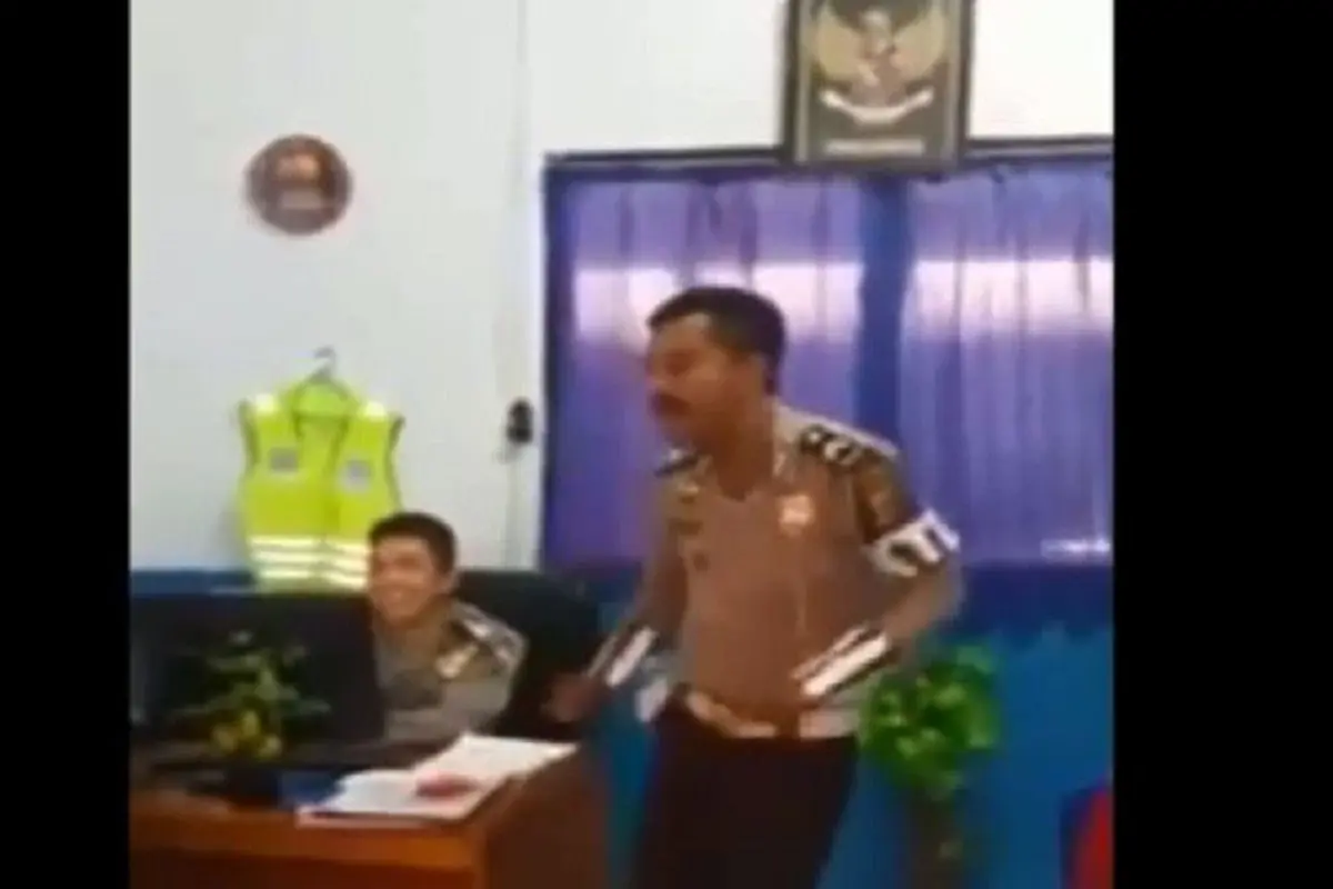 [Bintang] Polisi Joged Dangdut