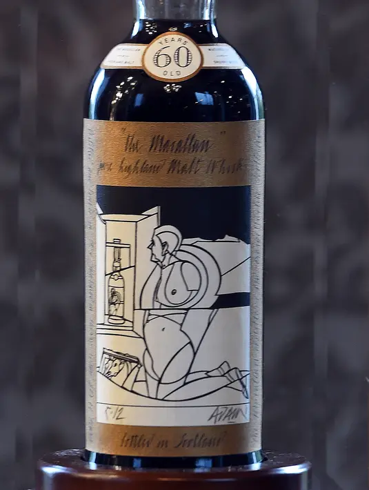 Botol wiski Macallan Valerio Adamai 1926 ditampilkan selama lelang di Edinburgh, Skotlandia, Rabu (3/10). Botol berusia 60 tahun ini ditetapkan sebagai rekor dunia baru untuk penjualan wiski di rumah lelang Bonhams.(AFP/Andy Buchanan)