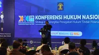 Hakim Mahkamah Konstitusi (MK) Arief Hidayat menjadi pembicara dalam giat Konferensi Hukum Nasional yang diselenggarakan oleh Badan Pembinaan Hukum Nasional pada Rabu (25/10/2023). (Foto: Lydia Fransisca/Merdeka.com).