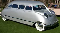 Stout Scarab diperkenalkan pada tahun 1936, dibuat oleh seorang insinyur di Stout Engineering Laboratories. Scarab dibuat agar pengemudi memiliki jarak pandang yang lebih baik. Stout Scarab Memiliki penggerak roda belakang dan mesin yang juga ada di belakang, dan yang menarik adalah mobil ini memiliki fitur di dalamnya seperti meja lipat. Mobil ramping dengan kursi yang dapat dipindahkan ini juga dianggap sebagai versi pertama dari minivan modern. (Source: hammings.com)