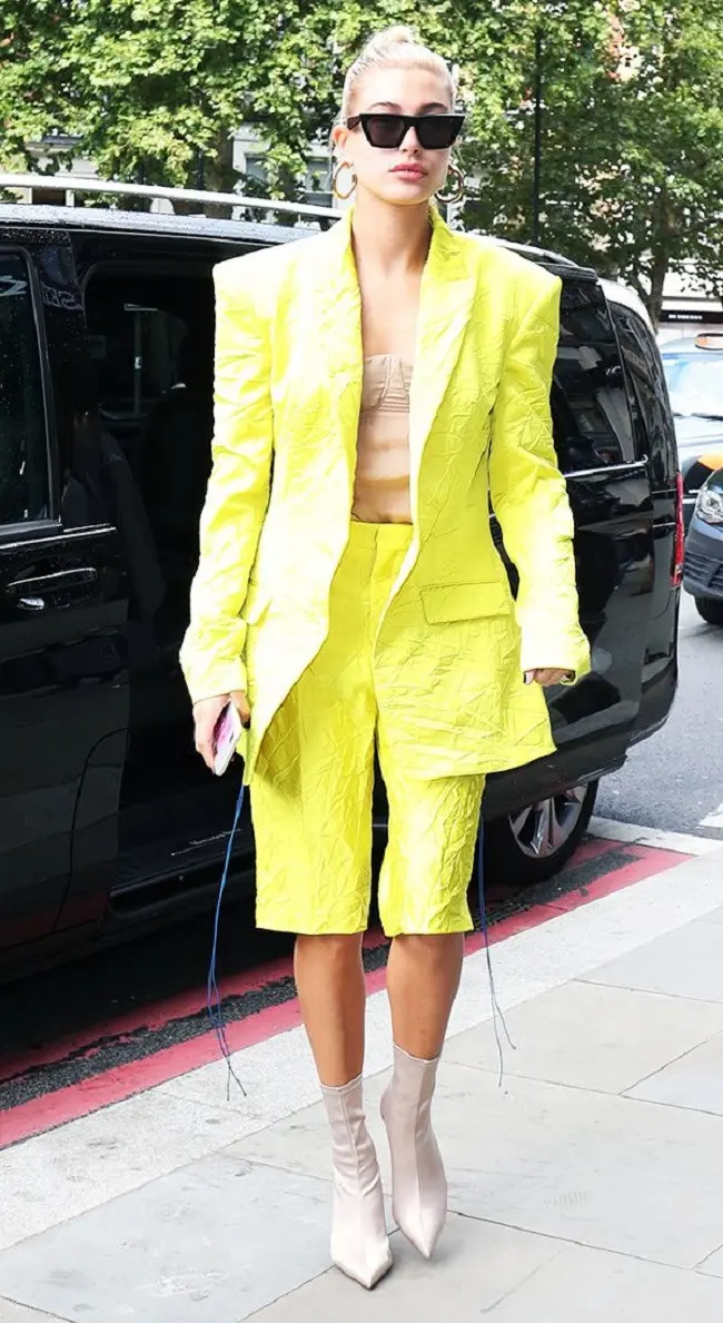 Saatnya Anda melihat para selebritas di London Fashion Week dengan penampilan street fashion yang unik dan trendi. (Foto: www.whowhatwear.com)