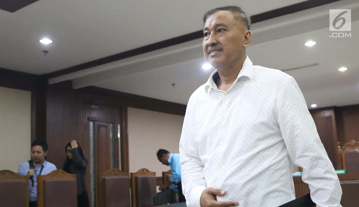 Terdakwa dugaan korupsi e-KTP, Markus Nari usai mengikuti sidang lanjutan di Pengadilan Tipikor, Jakarta, Rabu (4/9/2019). Dalam sidang beragendakan putusan sela tersebut Majelis Hakim menolak eksepsi yang diajukan terdakwa dan memutuskan melanjutkan persidangan. (Liputan6.com/Helmi Fithriansyah)