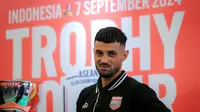 Bintang Borneo FC Samarinda, Stefano Lilipaly hadir di Shopee Cup 2024 Trophy Tour di Lotte Shopping Avenue, Jakarta, Sabtu (7/9/2024). (Bola.com/Bagaskara Lazuardi)