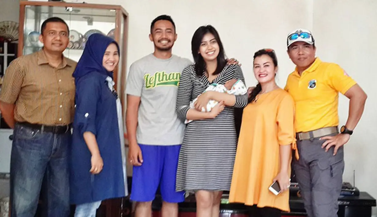 Yama Carlos dan Arfita Dwi Putri terpaut usia 12 tahun, keduanya menikah pada 2016 lalu. Meski berbeda keyakinan, Yama mengaku sudah mendapat restu dari keluarga masing-masing saat itu. (Instagram/yamacarlos7)