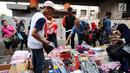 Warga memilih peralatan sekolah yang dijajakan pedagang di sekitar Pasar Asemka, Jakarta, Rabu (5/7). Jelang bergantinya tahun ajaran baru, sejumlah warga berburu peralatan sekolah di kawasan Pasar Asemka Jakarta. (Liputan6.com/Helmi Fithriansyah)