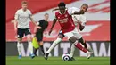 Bukayo Saka merupakan lulusan asli akademi Arsenal yang diorbitkan di skuad utama pada tahun 2019 lalu ketika umurnya masih 17 tahun. Saka akhirnya berhasil meyakinkan Mikel Arteta bahwa ia bisa tampil impresif di musim 2020/2021. (Foto: AFP/Pool/Shaun Botterill)