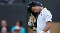 Petenis Serbia, Novak Djokovic, tertinggal dua set dari Sam Querrey saat laga babak ketiga Wimbledon, Jumat (1/7//2016), ditunda akibat hujan deras. (Reuters/Andrew Couldridge)