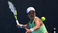 Janice Tjen harus mengakui keunggulan petenis Republik Ceko, Karolina Pliskova. Tampak dalam foto, petenis Indonesia, Janice Tjen melakukan pukulan forehand untuk mengembalikan bola ke Karolina Pliskova dari Republik Ceko selama pertandingan babak kedua tunggal putri turnamen tenis Australian Open 2026, di Melbourne, Kamis (22/1/2026). (AP Photo/Dar Yasin)