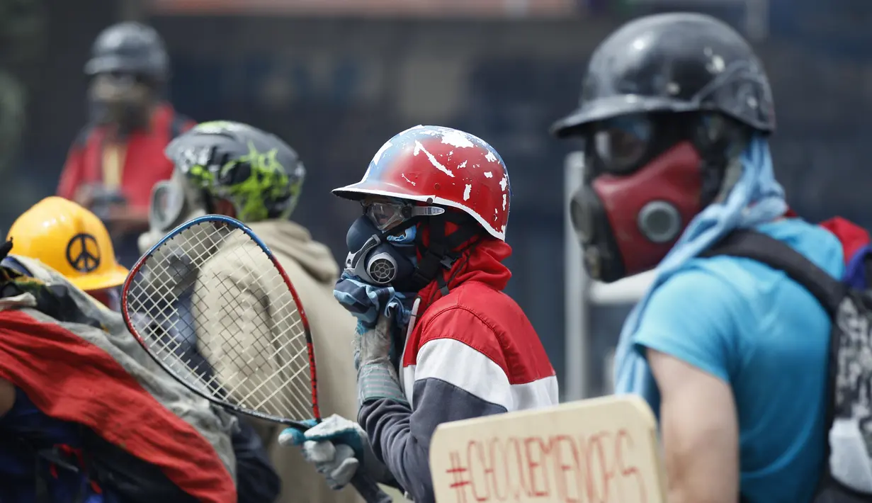 Pengunjuk rasa menuntut diadakannya pemilu baru dan dibebaskannya para demonstran yang dipenjara oleh Maduro, Caracas, Venezuela, Sabtu (26/5). (AP Photo)  