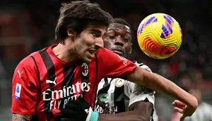 Sebagai salah satu klub raksasa di Eropa, AC Milan terkenal lihai dalam setiap bursa transfer pemain. Selain kerap mendatangkan pemain-pemain mahal, AC Milan juga beberapa kali meraih cuan besar saat menjual pemainnya ke klub lain. Teranyar, Rossoneri baru saja memecahkan rekor penjualan sepanjang masa saat melepas Sandro Tonali ke Newcastle United pada bursa transfer pemain musim 2023/2024. Berikut daftar 5 besar penjualan termahal AC Milan sepanjang masa. (AFP/Miguel Medina)