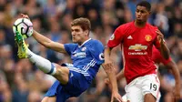 Bek Chelsea, Marcos Alonso berusaha menendang bola dari kawalan penyerang MU, Marcus Rashford pada Liga Inggris di Stadion Stamford Bridge, London, Inggris (23/10). Chelsea menang atas MU dengan skor akhir 4-0. (Reuters/John Sibley)