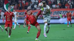 Bertanding pada laga tunda pekan ke-21 BRI Super League 2025/2026 di Jakarta International Stadium (JIS), Minggu (15/3/2026) malam WIB, Persija harus puas berbagai angka dengan Dewa United Banten FC setelah bermain imbang 1-1. Tampak dalam foto, pemain Persija berebut bola dengan penyerang kiri Dewa United Banten FC, Noah Wail Sadaoui saat pertandingan lanjutan BRI Super League 2025/2026 di Jakarta International Stadium (JIS), Minggu (15/3/2026) malam WIB. (Bola.com/M Iqbal Ichsan)