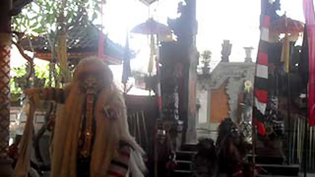 100419cakt_barong.jpg