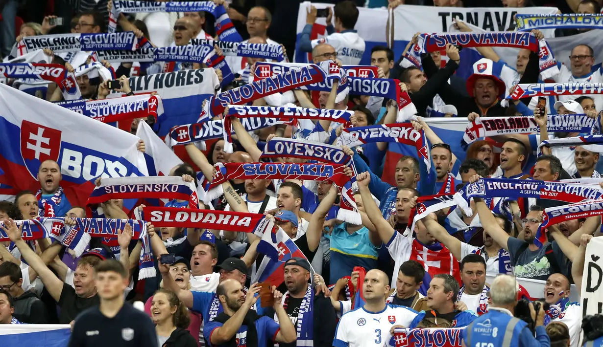 Aksi suporter Slovakia Slovakia saat mendukung timnya melawan Inggris pada laga grup F kualifikasi Piala Dunia 2018 di Wembley stadium, London, (4/9/2017). Inggris menang 2-1. (AP/Michael Sohn)