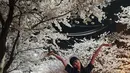 Lia ITZY memilih malam hari sebagai waktu yang pas untuk menonton bunga. Coba bayangkan berjalan di trotoar yang dinaungi "koridor" cherry blossom yang tengah berbunga ini. Romantis, bukan?  (Instagram/ itzy.all.in.us)