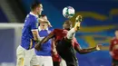 Penyerang Manchester United (MU),  Odion Ighalo menendang bola menjauh dari pemain Brighton Albion Lewis Dunk dalam lanjutan Piala Liga di Stadion Falmer, Kamis (1/10/2020) dinihari WIB. MU menang 3-0 atas Brighton Albion. (Matt Dunham/Pool via AP)